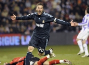 九游体育直播-爱德华兹狂轰42+9+7统治全场，上海男篮力克鹈鹕展露冠军相