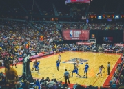 九游体育平台-库里三分雨淹没雄鹿，独行侠提前退场背后的悬念终结