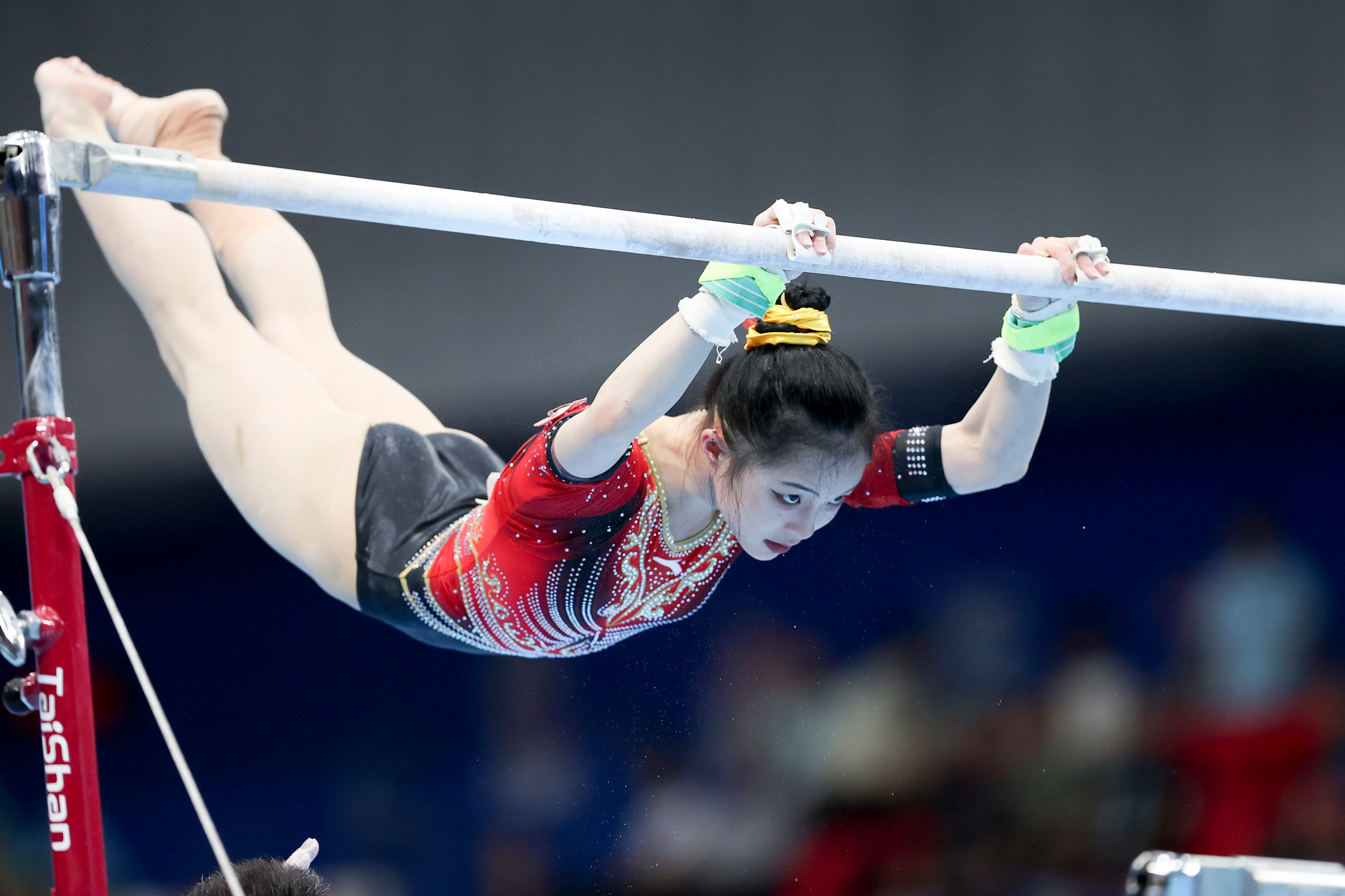 体操比赛女选手优雅表演，完美摘得金牌的简单介绍